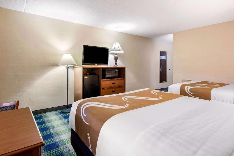 Queen Room with Two Queen Beds - Non-Smoking image 1