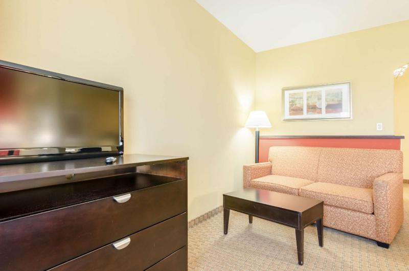King Suite - Non-Smoking image 3
