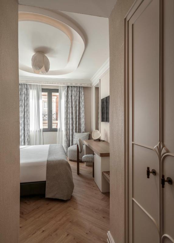Deluxe Room image 4