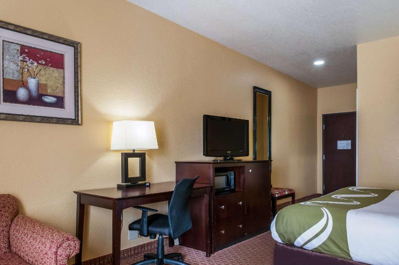 King Suite - Non-Smoking image 4