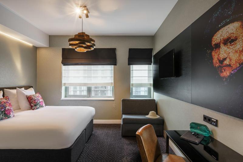 Classic Family Room with Double Bed and Sofa Bed image 2