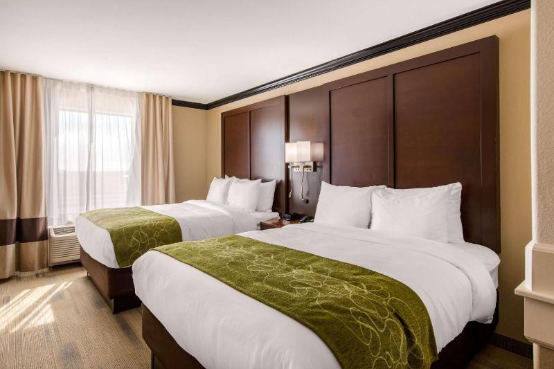Queen Suite with Two Queen Beds and Sofa Bed - Non-Smoking image 4