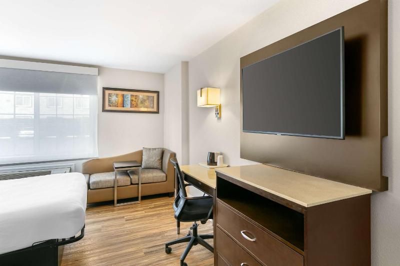Queen Room with Two Queen Beds - Non-Smoking image 3