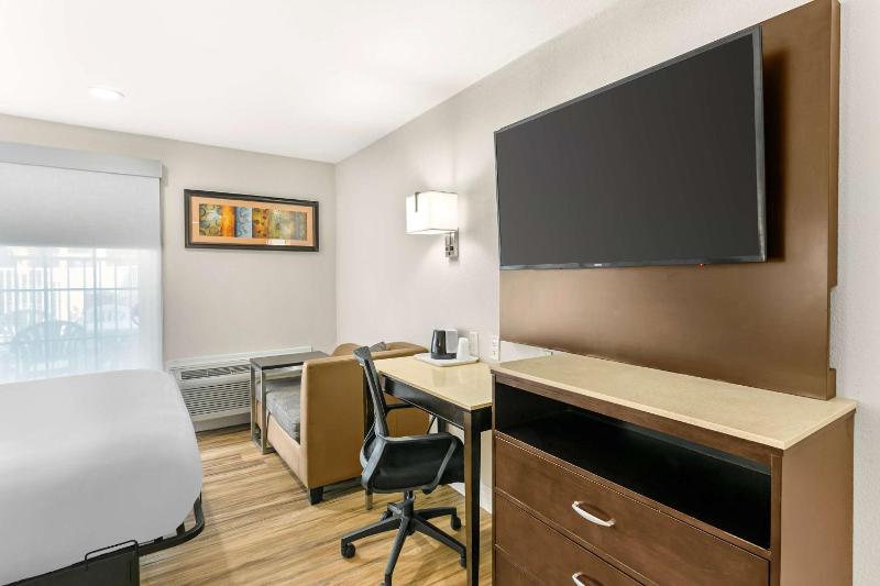 King Suite - Non-Smoking image 2