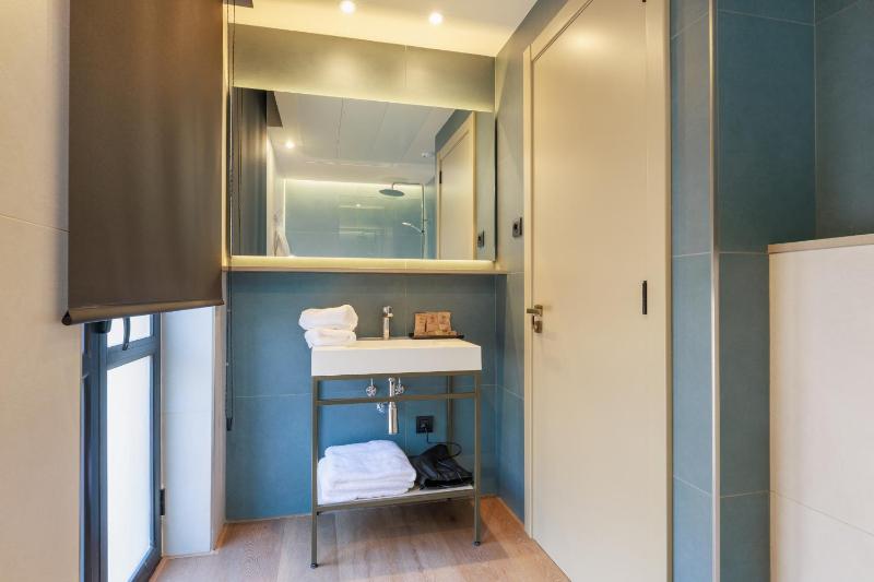 Interior Standard Triple Room image 3