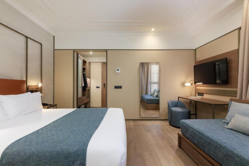 Interior Standard Triple Room image 4