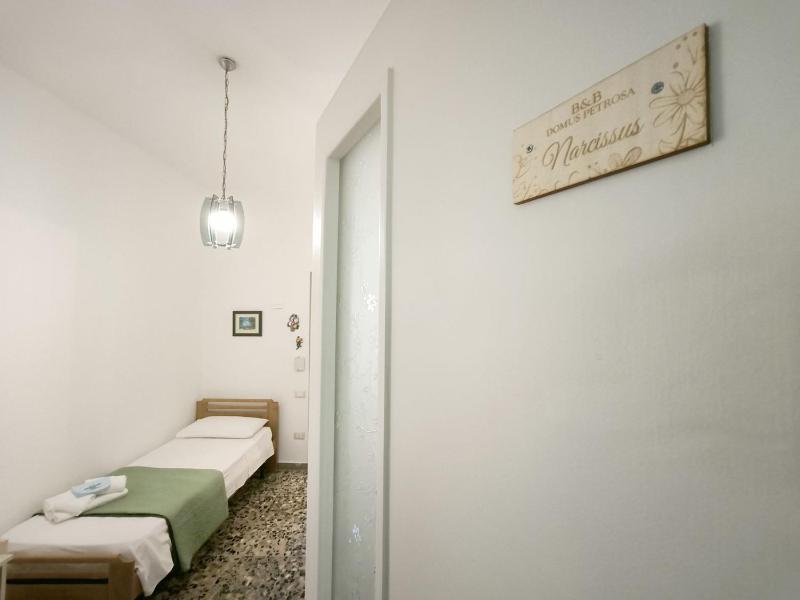 Single Room image 4