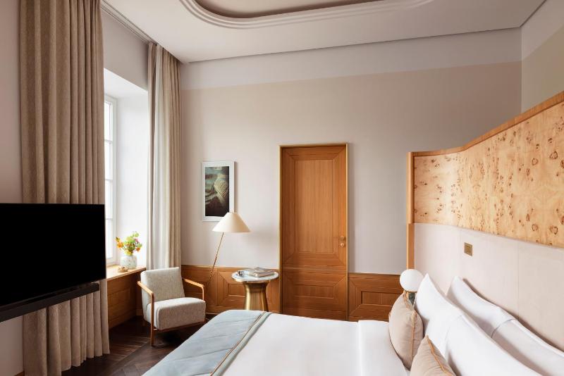 Deluxe Room image 4