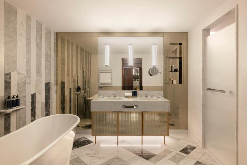 Executive King Suite image 3
