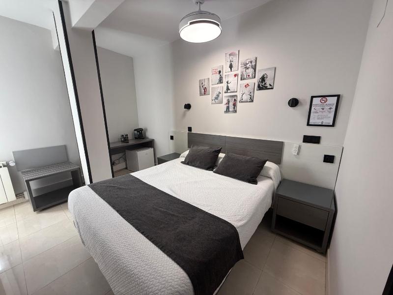 Double Room image 3