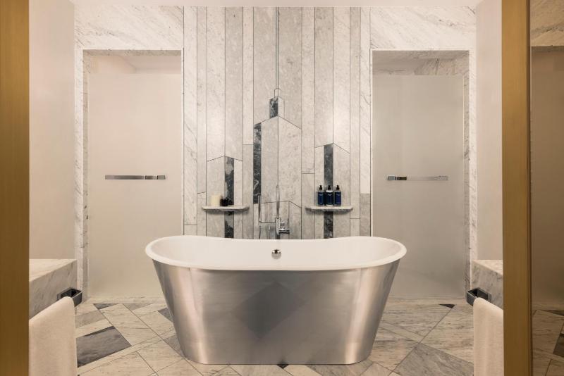 Executive King Suite image 2