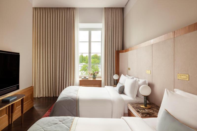 Executive Suite with Two Queen Beds image 4