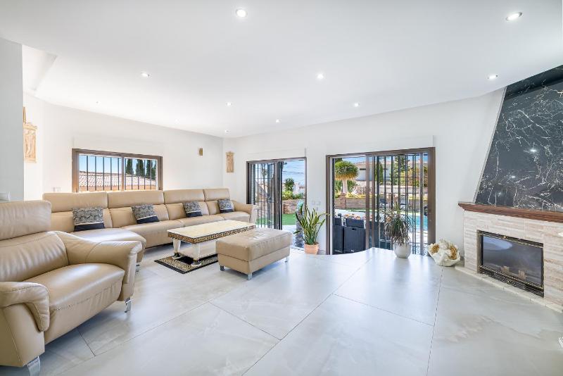 797 HOLIDAY RENTALS -Estilosa Villa en Benalmadena para 10 - image 30