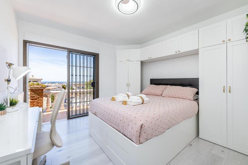 797 HOLIDAY RENTALS -Estilosa Villa en Benalmadena para 10 - image 14