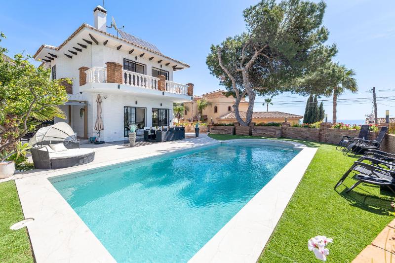 797 HOLIDAY RENTALS -Estilosa Villa en Benalmadena para 10 - image 1