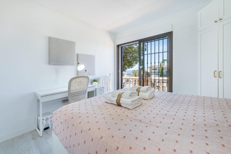 797 HOLIDAY RENTALS -Estilosa Villa en Benalmadena para 10 - image 26