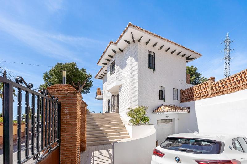797 HOLIDAY RENTALS -Estilosa Villa en Benalmadena para 10 - image 20