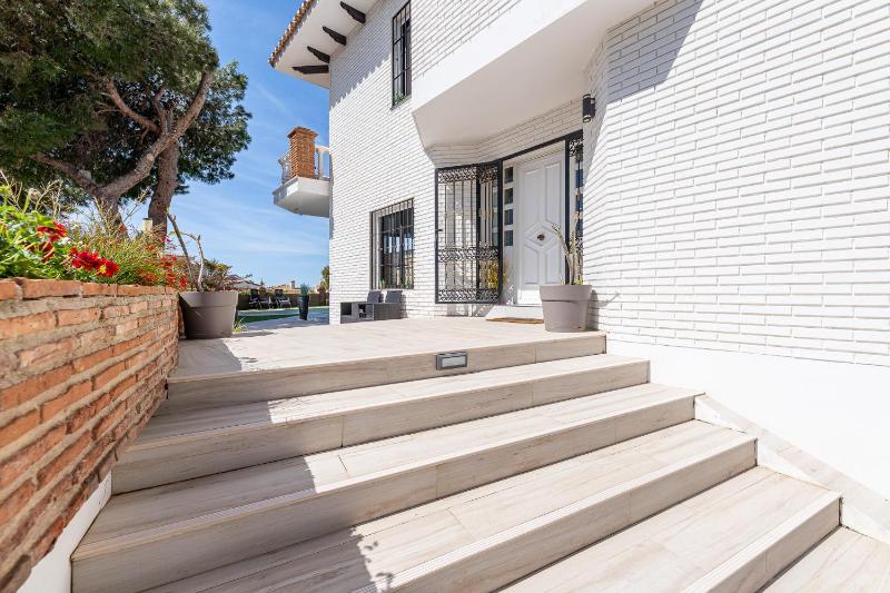 797 HOLIDAY RENTALS -Estilosa Villa en Benalmadena para 10 - image 31
