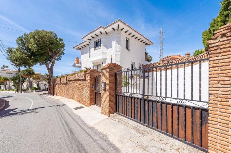797 HOLIDAY RENTALS -Estilosa Villa en Benalmadena para 10 - image 7