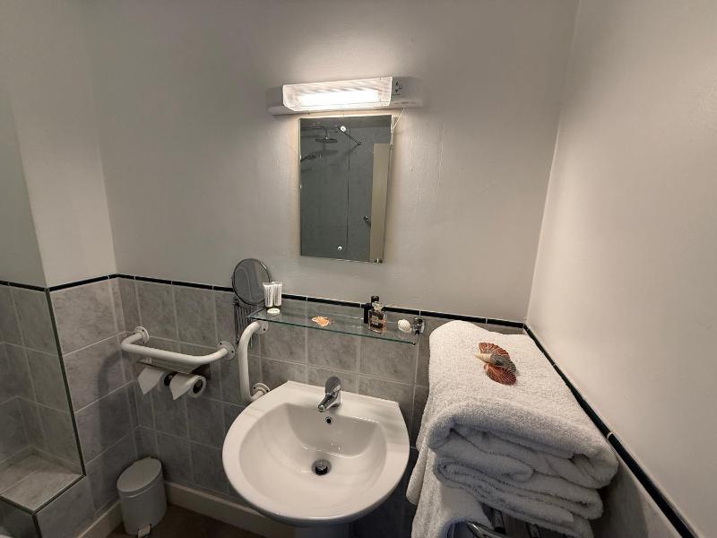 Double Room with Private Bathroom image 3