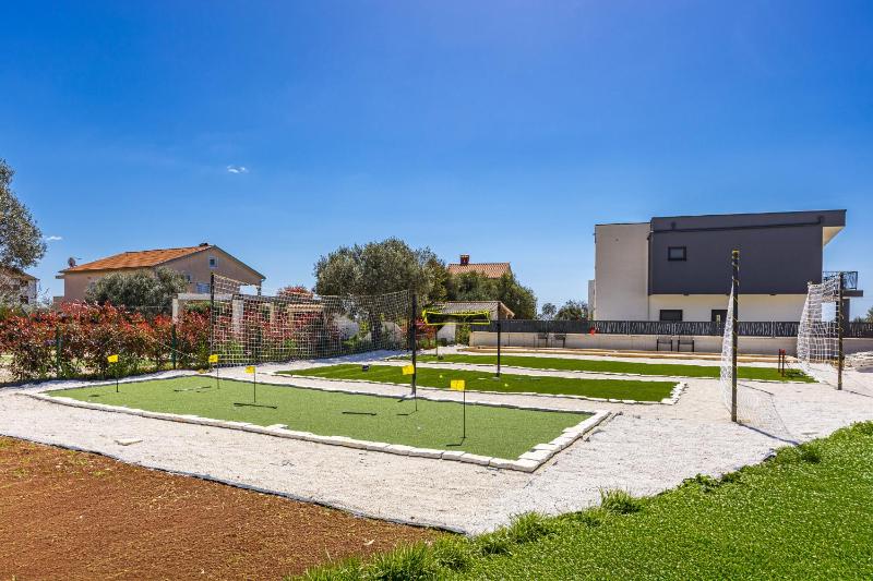 Villa Sunshine - Private Heated Pool & Sport Fields - image 39