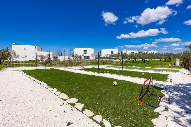 Villa Sunshine - Private Heated Pool & Sport Fields - image 12