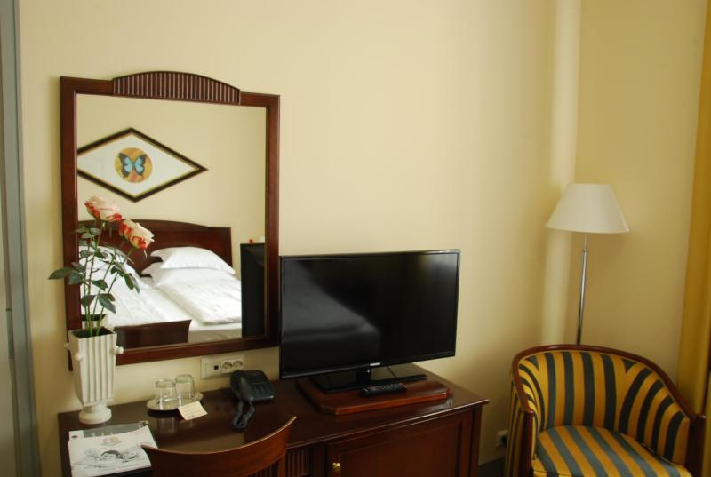 Twin Room image 3