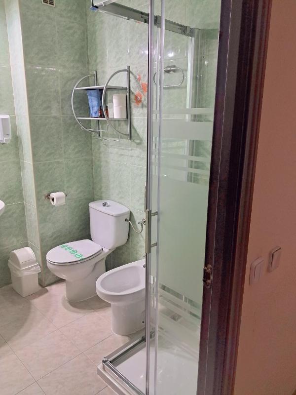 Twin Room with Private Bathroom image 4
