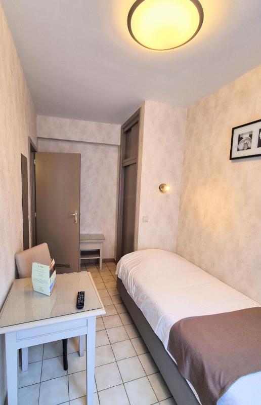 Small Single Room image 3