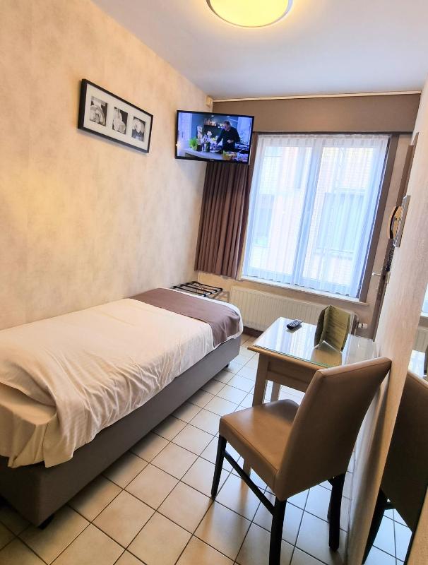 Small Single Room image 2