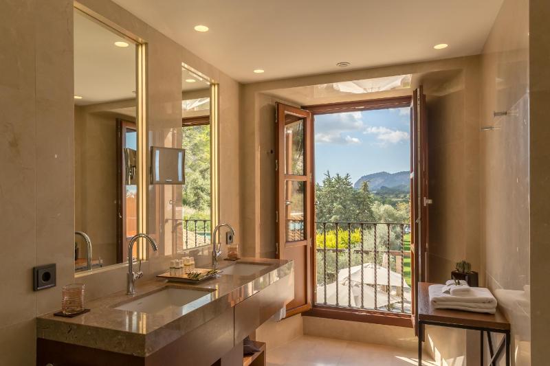 Deluxe Double or Single Room image 2