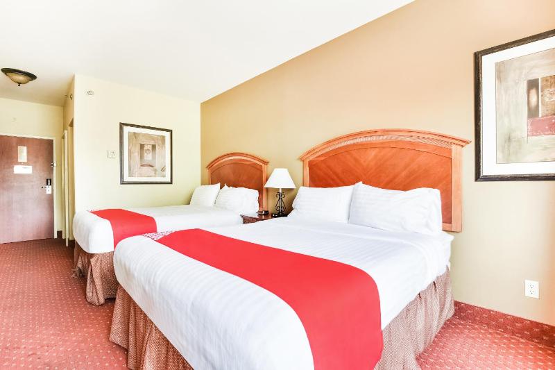 Queen Room with Two Queen Beds image 2