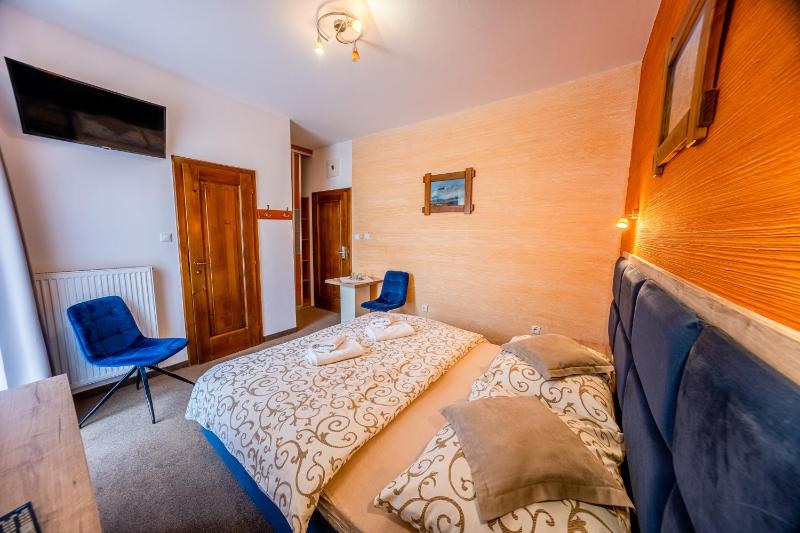 Double or Twin Room image 4