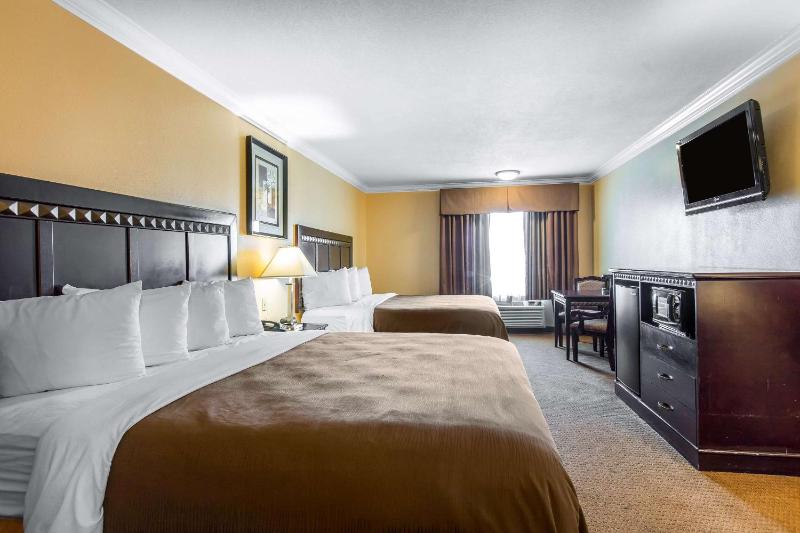 Standard Room, 2 King Beds, Non Smoking image 3