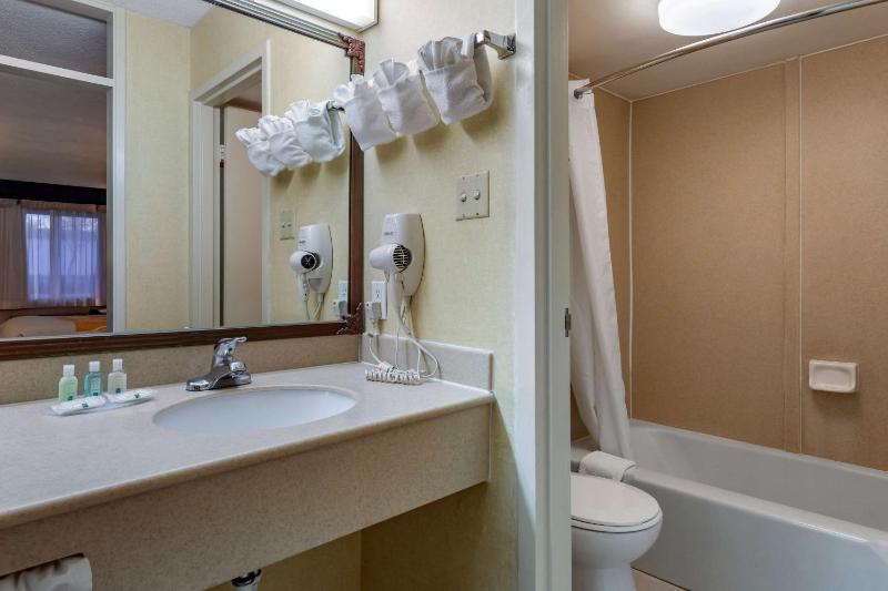 Deluxe Queen Room with Two Queen Beds - Non-Smoking image 2