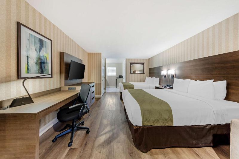 Suite, 2 Queen Beds, Sofa Bed, Non Smoking image 3