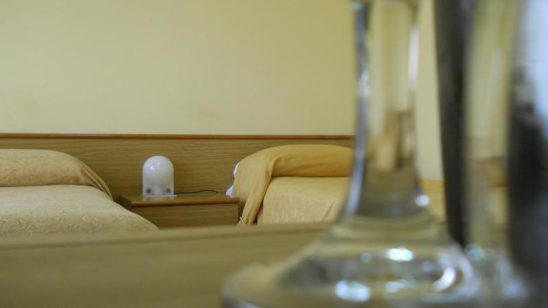 Twin Room image 3