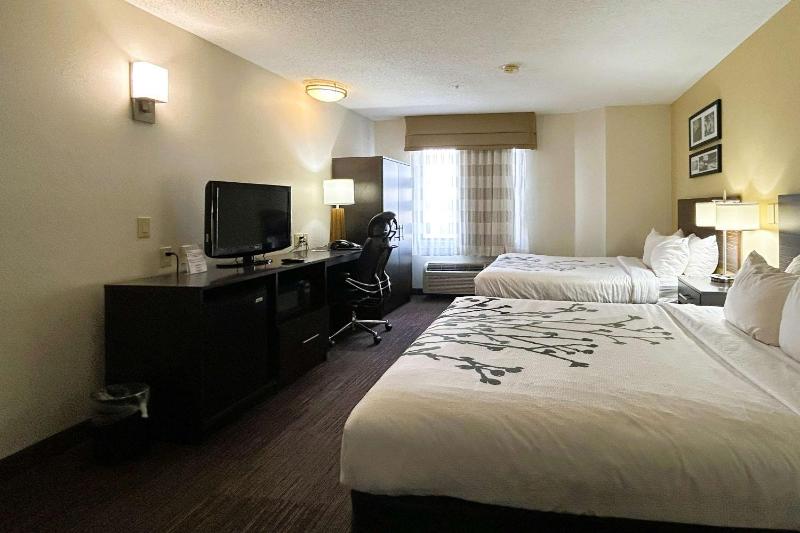 Queen Room with Two Queen Beds image 4