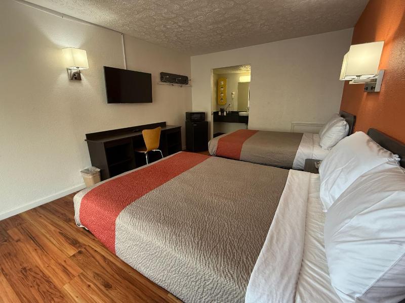 2 Full Bed Smoking image 3