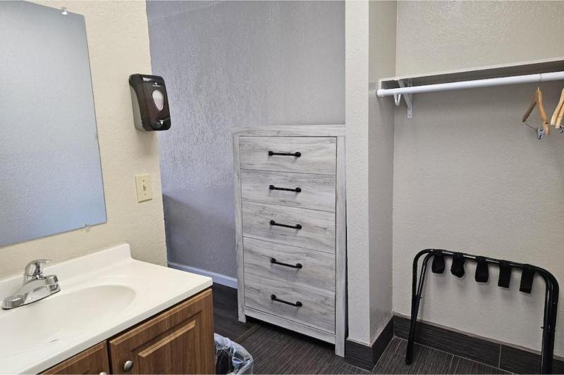 Queen Room with Two Queen Beds - Non-Smoking image 2