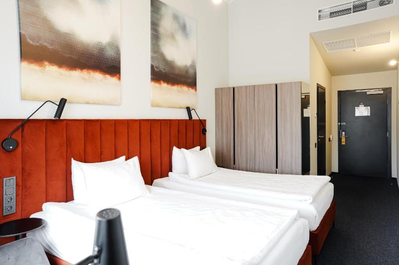 Twin Room image 3