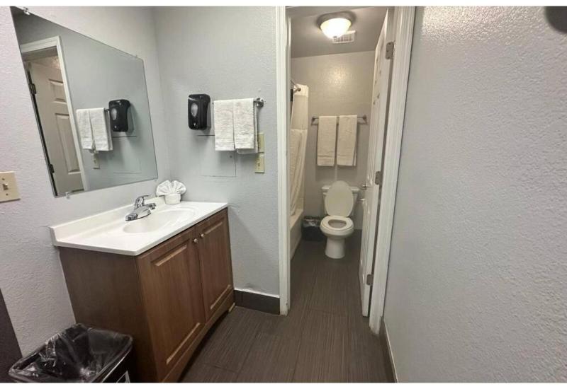 Standard Queen Room image 3