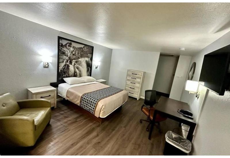 Standard Queen Room image 4