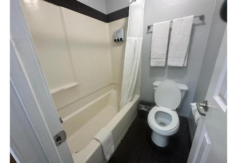 Standard King Room image 3