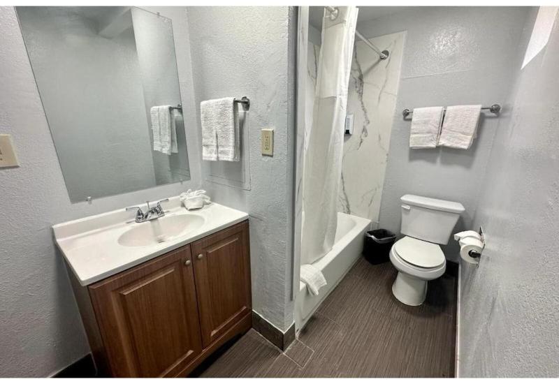 Standard King Room image 4