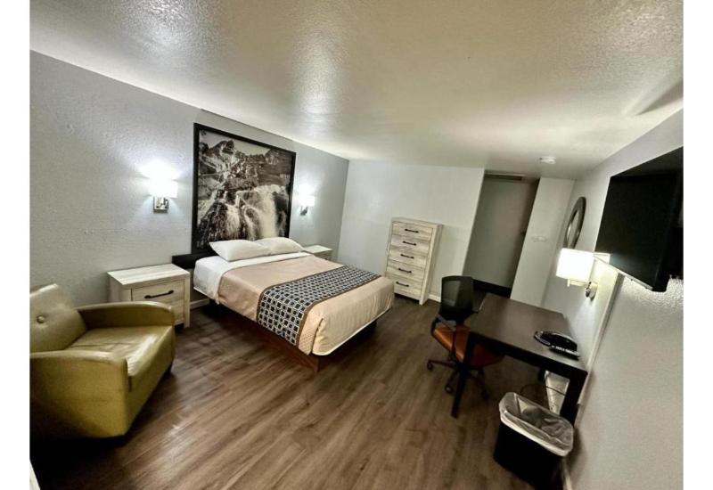 Standard King Room image 2