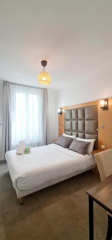 Double Room with Shared Bathroom image 2