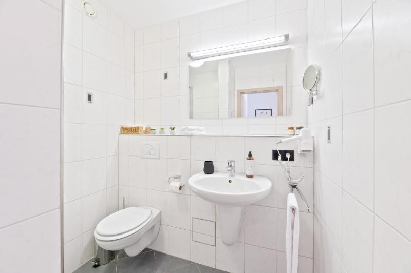 Twin Room image 3