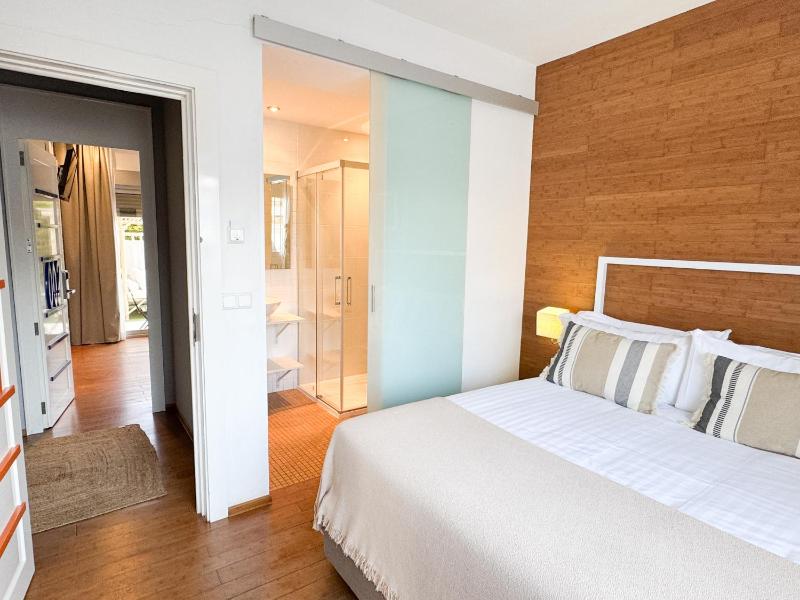 Standard Double Room image 4