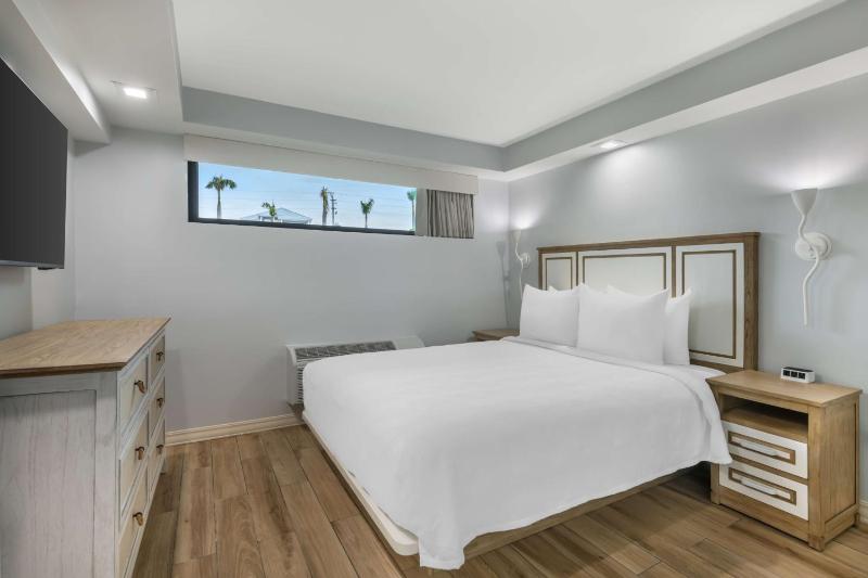 Queen Suite with Two Queen Beds and Sofa Bed - Roll-In Shower/Mobility Accessible/Ground Floor image 3